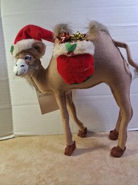 Annalee 9" Christmas Camel #751611 Red & Green Saddlebags Santa Hat Presents